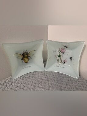 Set of 2 Madison Studios Bee Trinket, Keys or Soap Dishes with Bee Sayings